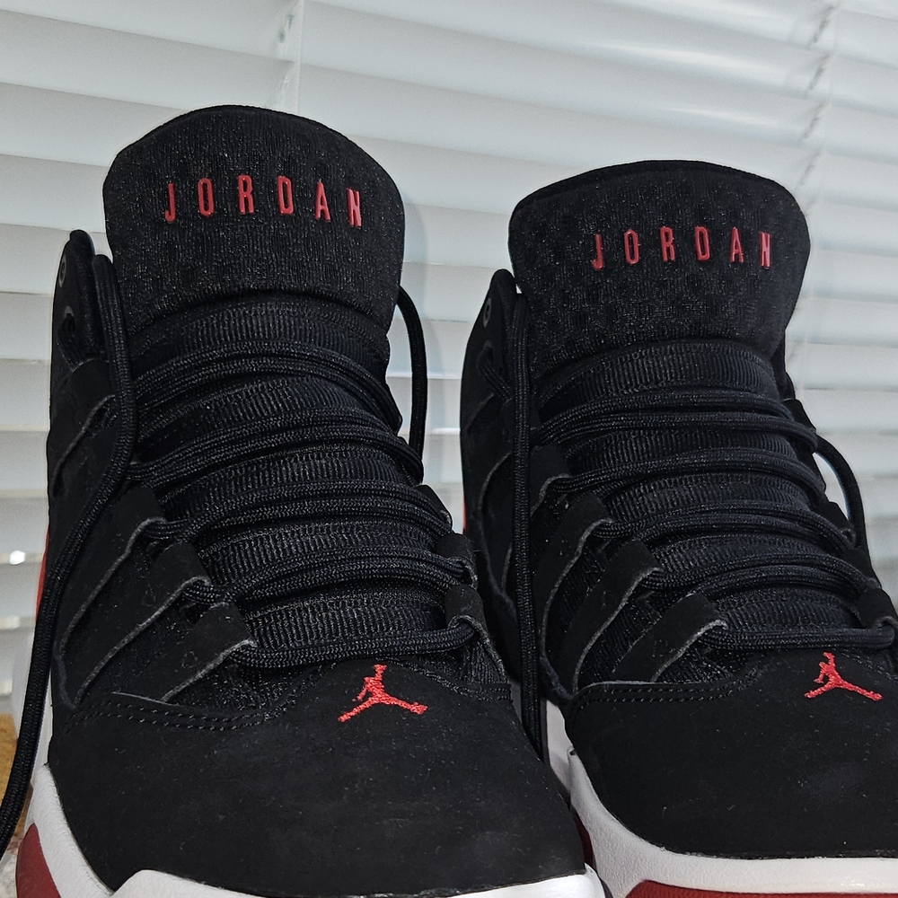 Jordan Kids Max Aura Black and Red Sneakers - Picture 3 of 16